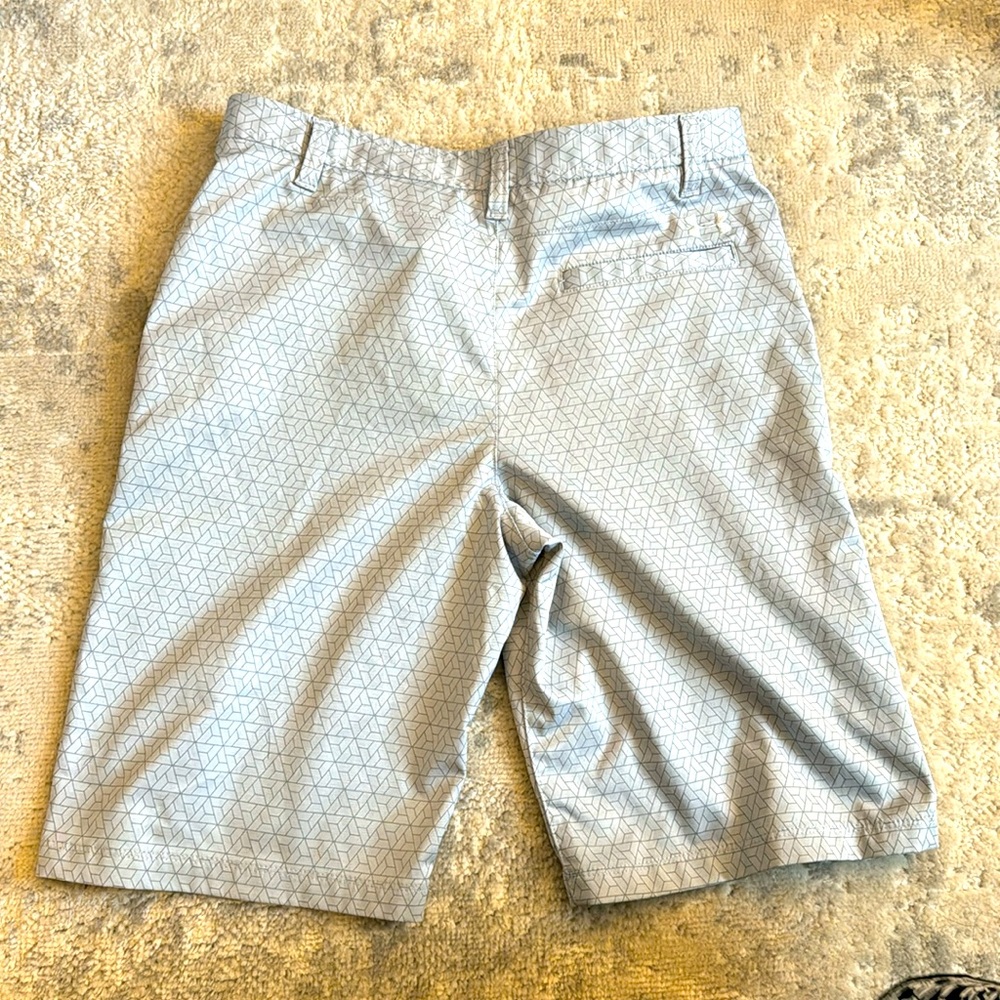 Boy’s Under Armour grey print golf shorts. Adjustable waist. Size 18.